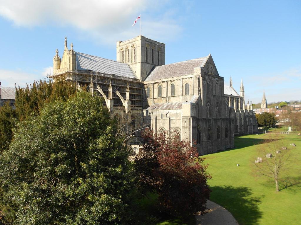Winchester Wessex Hotel exterior with Cathedral view